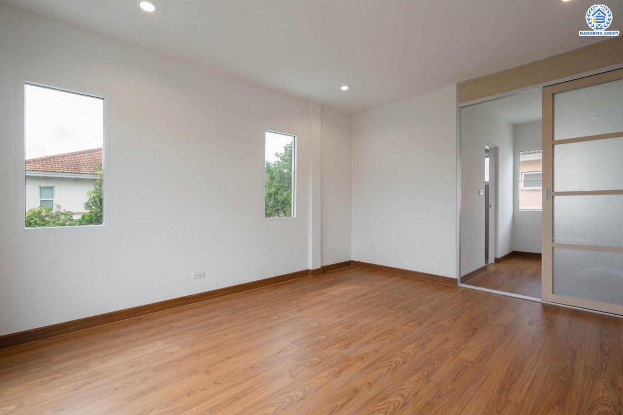 บ้านมือสองตกแต่งใหม่ ม.ชลลดา วัดลาดปลาดุก บ้านเดี่ยวหลังมุม คุณภาพระดับ L&H บนเนื้อที่ 61.3 ตร.ว. ฟังก์ชัน 3 ห้องนอน 3 ห้องน้ำ จอดรถได้ 1 คัน บนทำเลศักยภาพ เพียง 15 นาทีถึงเซ็นทรัลเวสท์เกต ใกล้รถไฟฟ้าสายสีม่วง "สถานีคลองบางไผ่"...